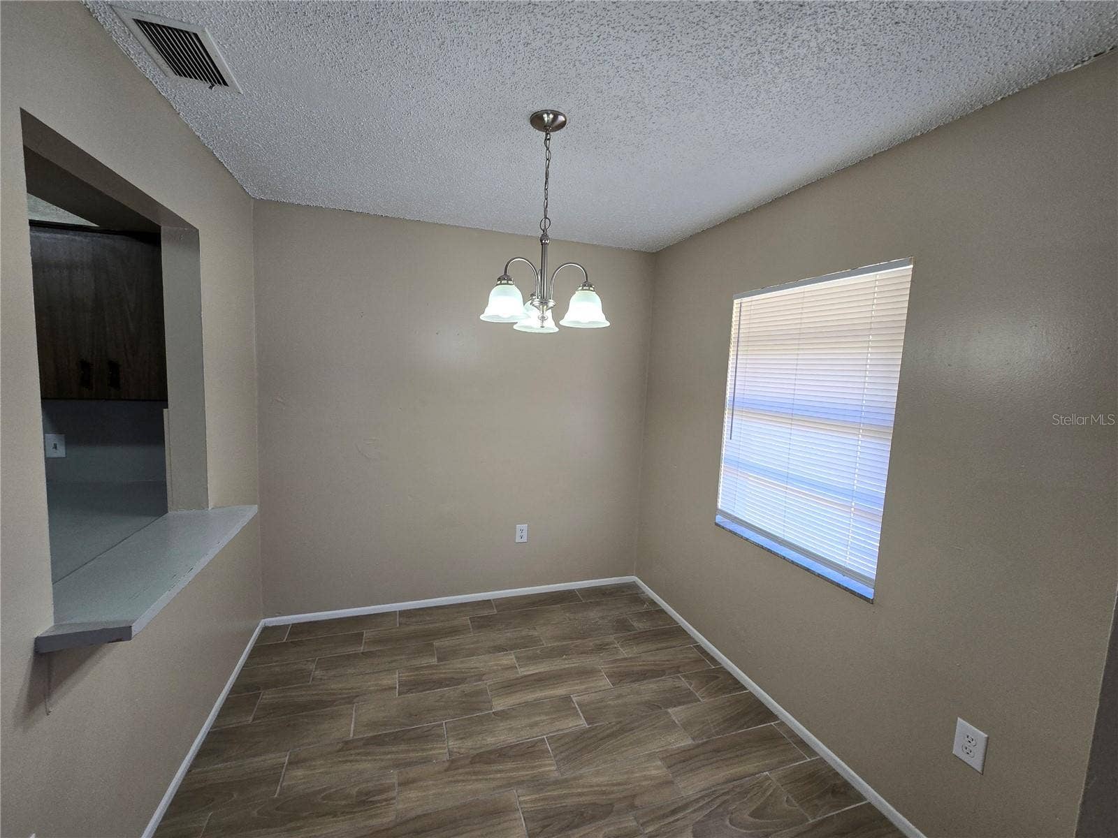 Lakeland, FL 33815 1332 DINING AREA
