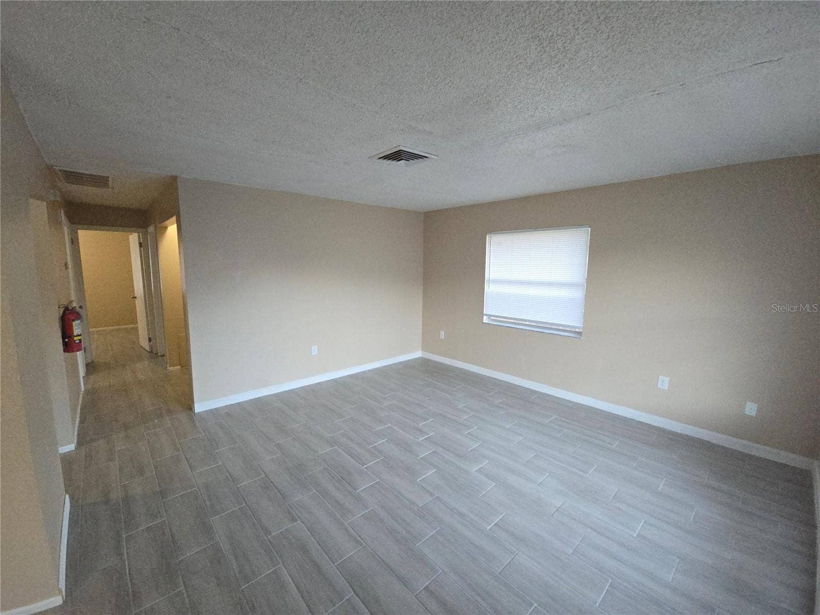 Lakeland, FL 33815 1334 LIVING ROOM