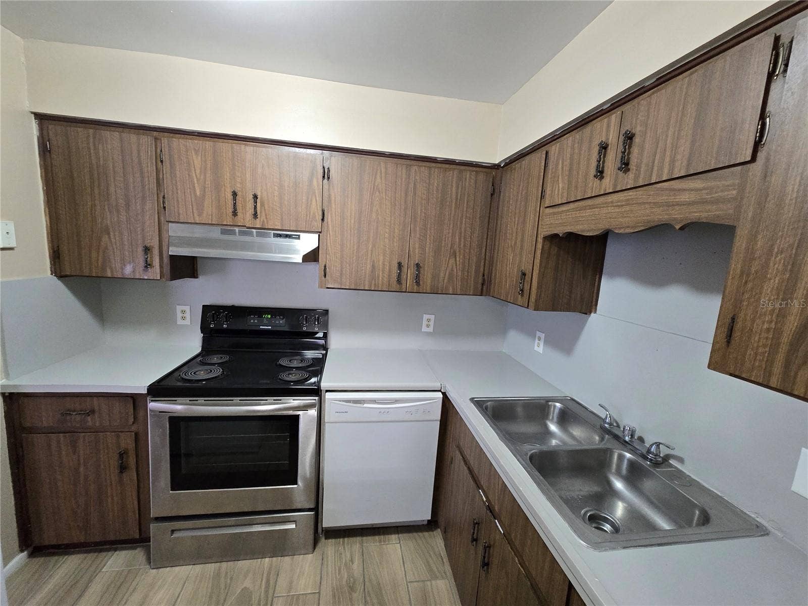 Lakeland, FL 33815 1332 KITCHEN