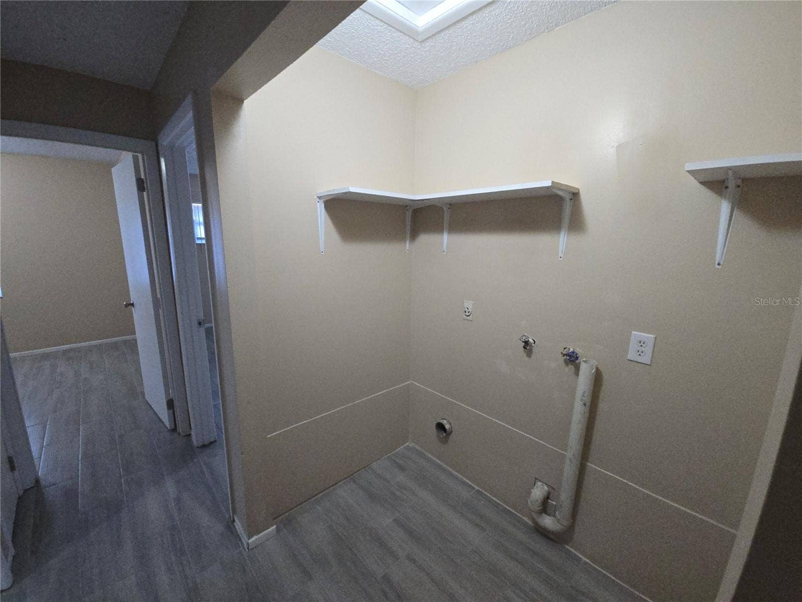 Lakeland, FL 33815 INSIDE LAUNDRY AREA