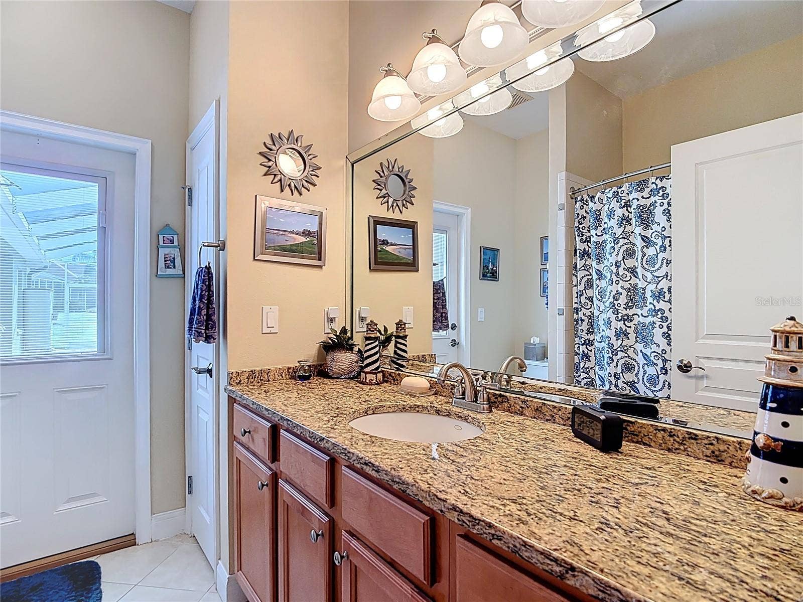 Hall/Guest/Pool Bathroom