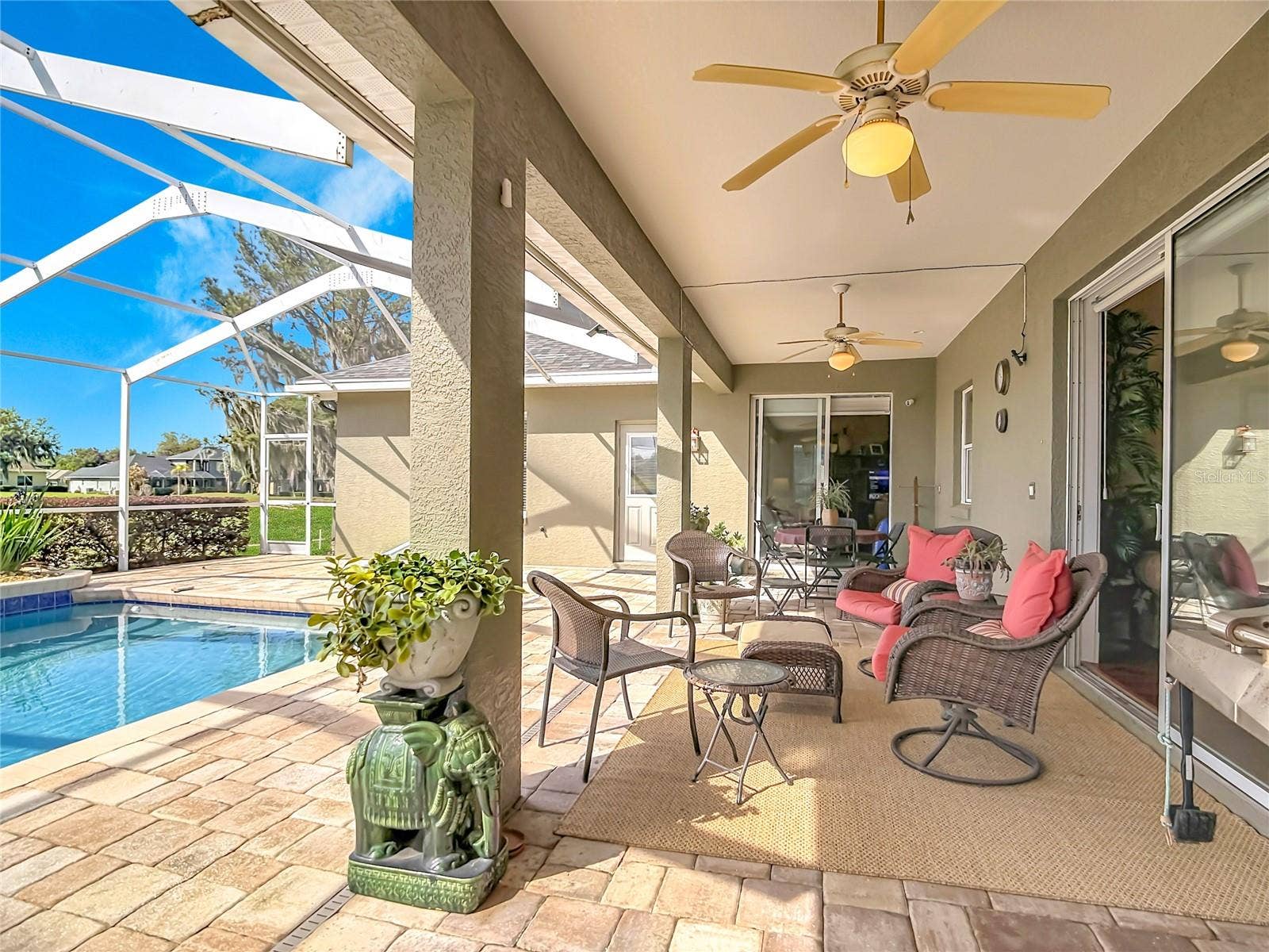 Entertainment size lanai