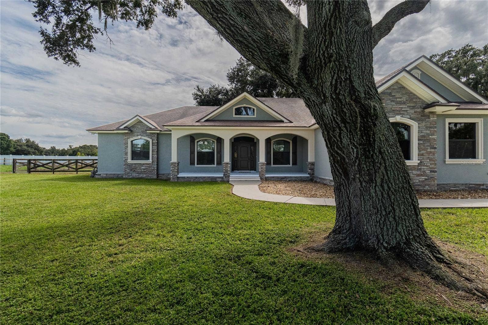 Front of home w/walkway