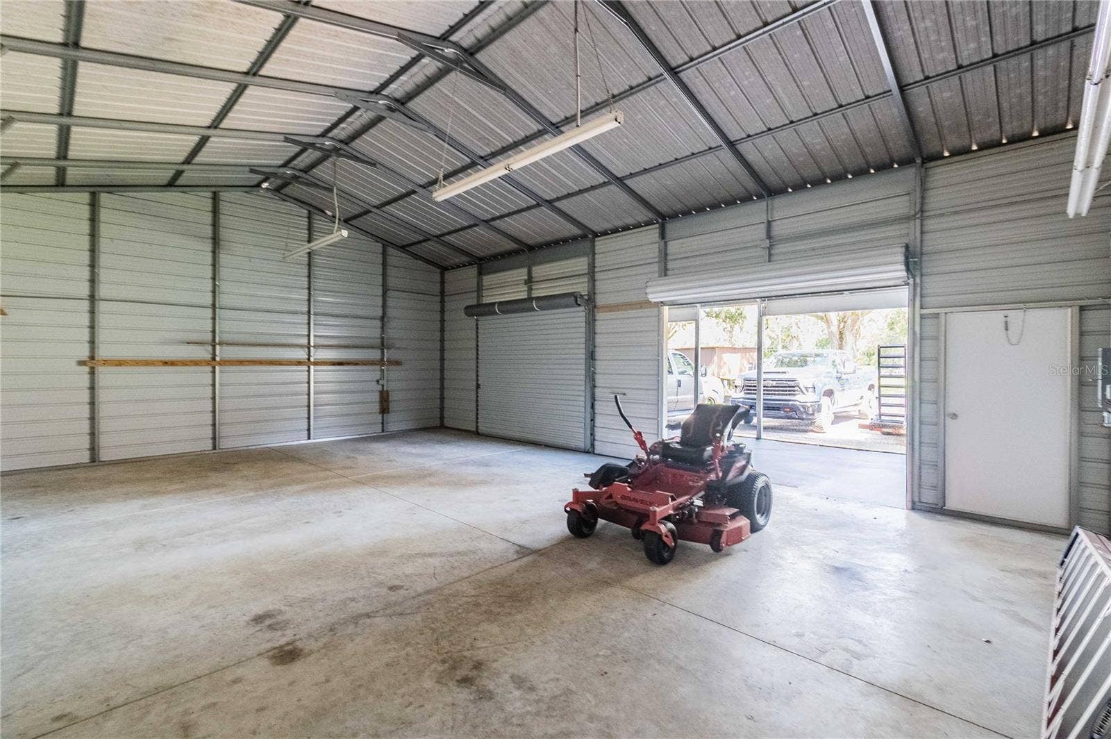 2 bay workshop/garage w/electric