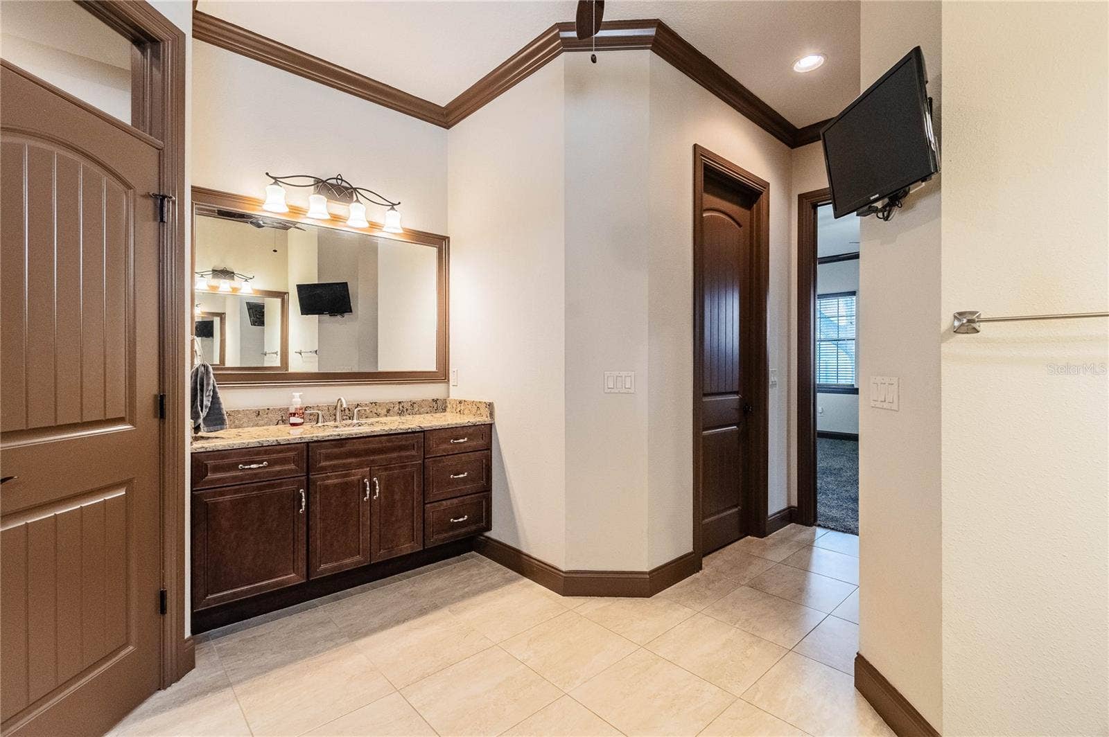 Primary Bathroom w/linen closet