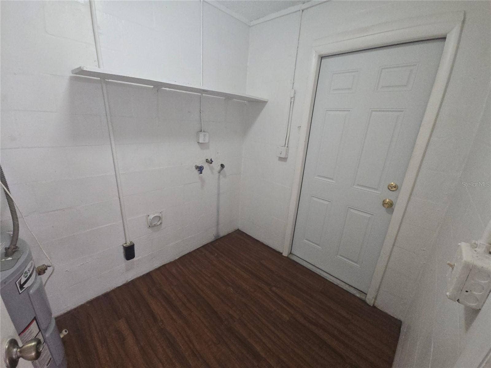 Winter Haven, FL 33880 C 15 LAUNDRY AREA WITH EXTERIOR DOOR