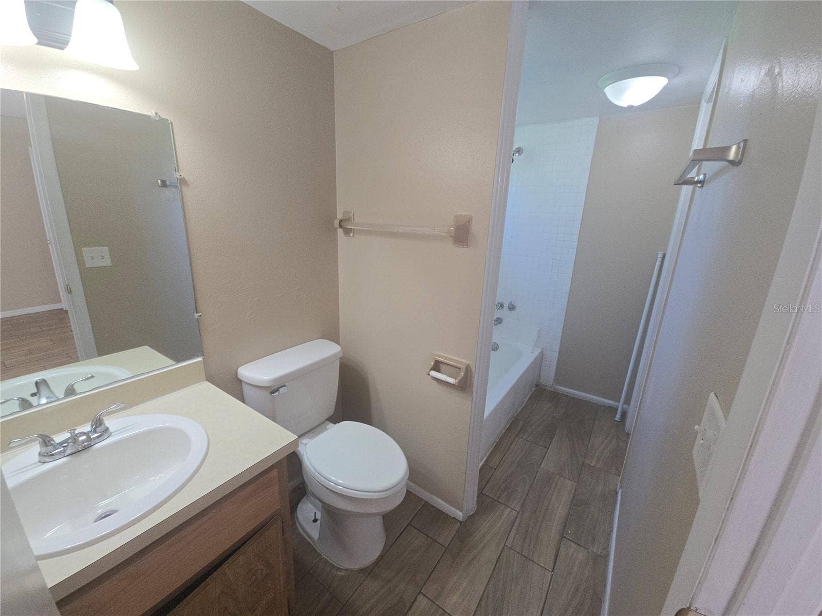 Winter Haven, FL 33880 C19 JACK & JILL BATHROOM