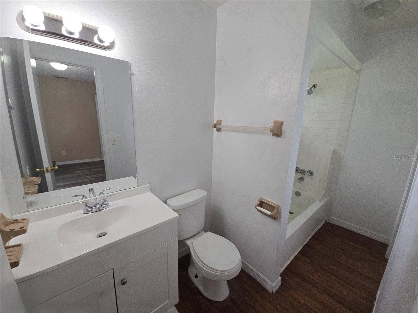 Winter Haven, FL 33880 C 23 BATHROOM