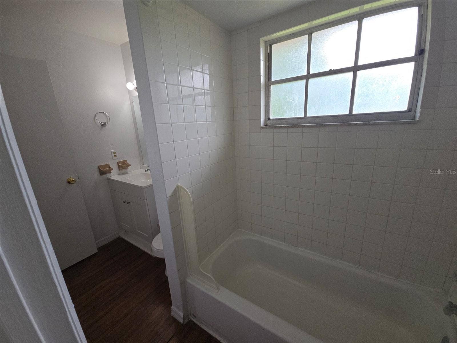 Winter Haven, FL 33880 C 23 BATHROOM