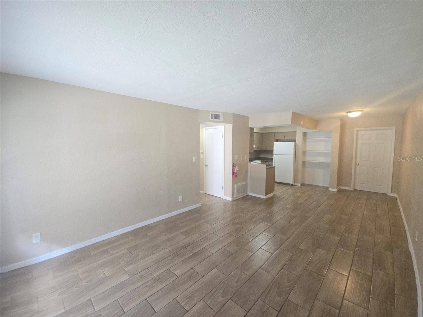 Winter Haven, FL 33880 C 19 LIOVING ROOM