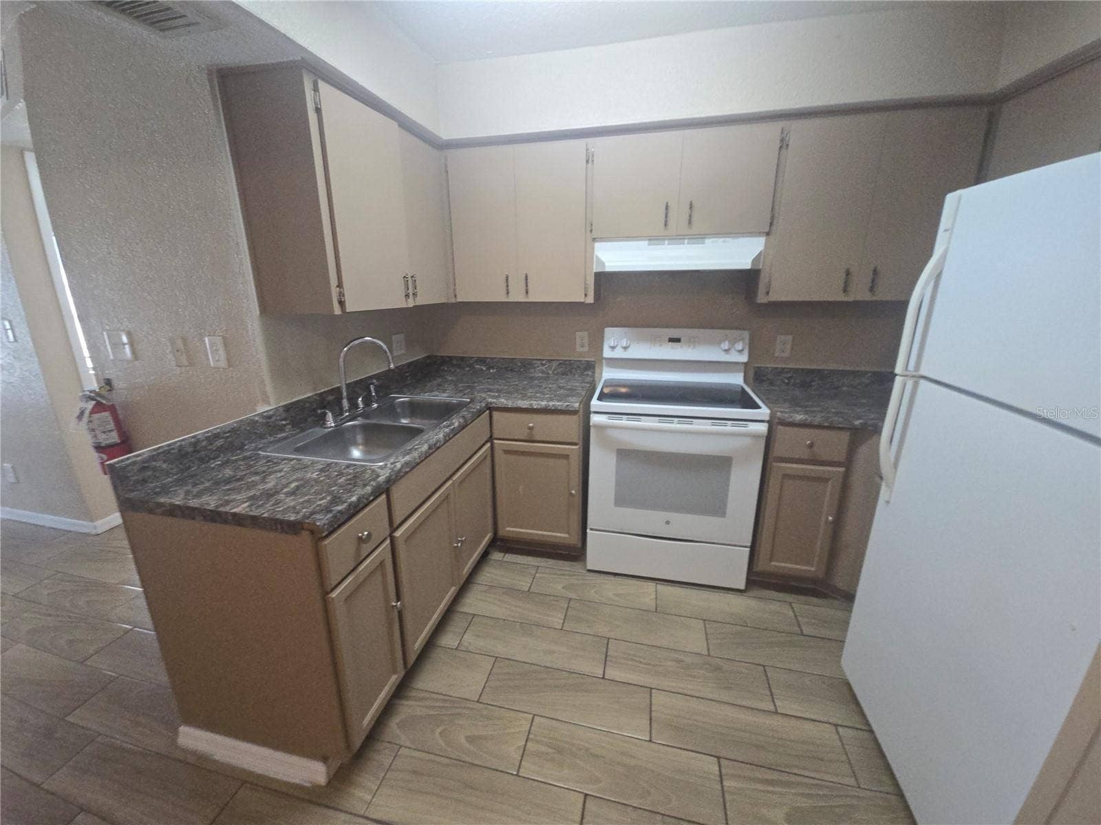 Winter Haven, FL 33880 C 19 KITCHEN