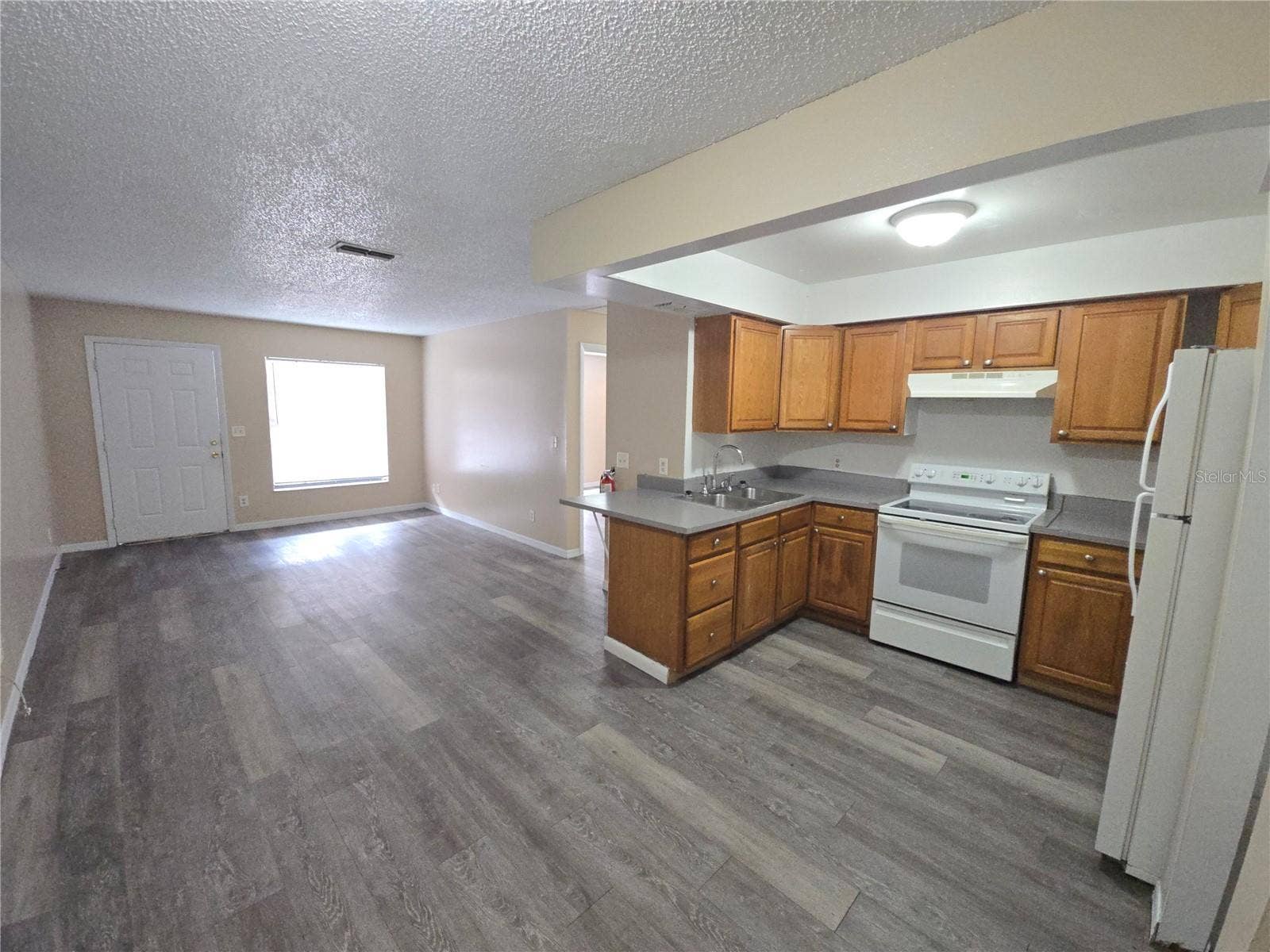 Winter Haven, FL 33880 C23 LIVING ROOM KITCHEN VIEW