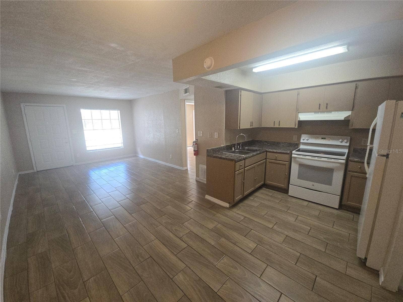 Winter Haven, FL 33880 C 19 LIVING ROOM KITCHEN VIEW