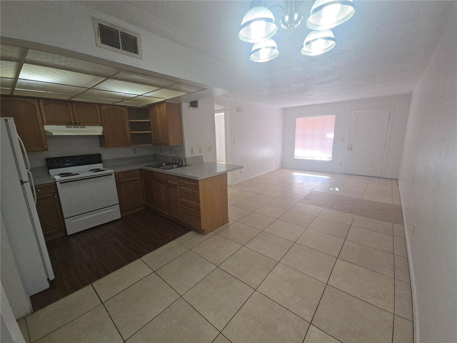 Winter Haven, FL 33880 C 15 KITCHEN TO LIVING ROOM VIEW