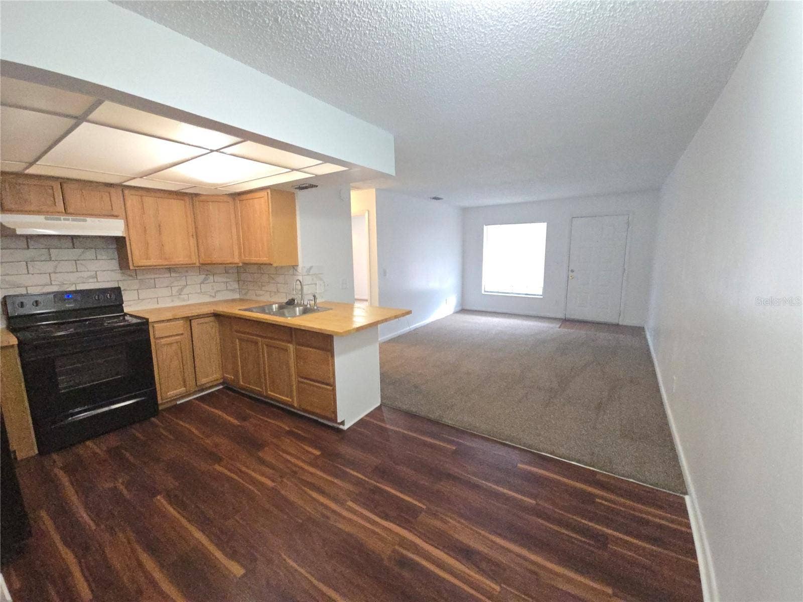 Winter Haven, FL 33880 C 17 KITCHEN/LIVINGROOM VIEW
