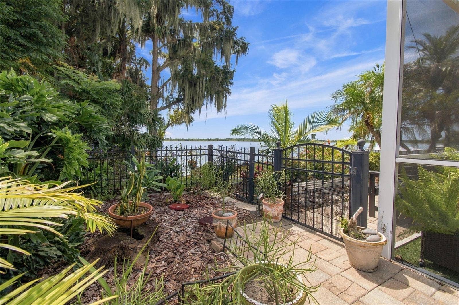 1921 MANOR CIRCLE SE, Winter Haven, FL 33880 Side garden/dog run - Mature landscape