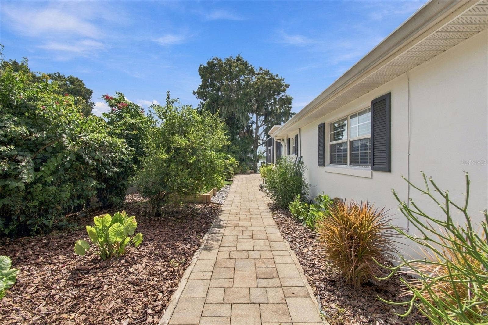 1921 MANOR CIRCLE SE, Winter Haven, FL 33880 Side garden/dog run