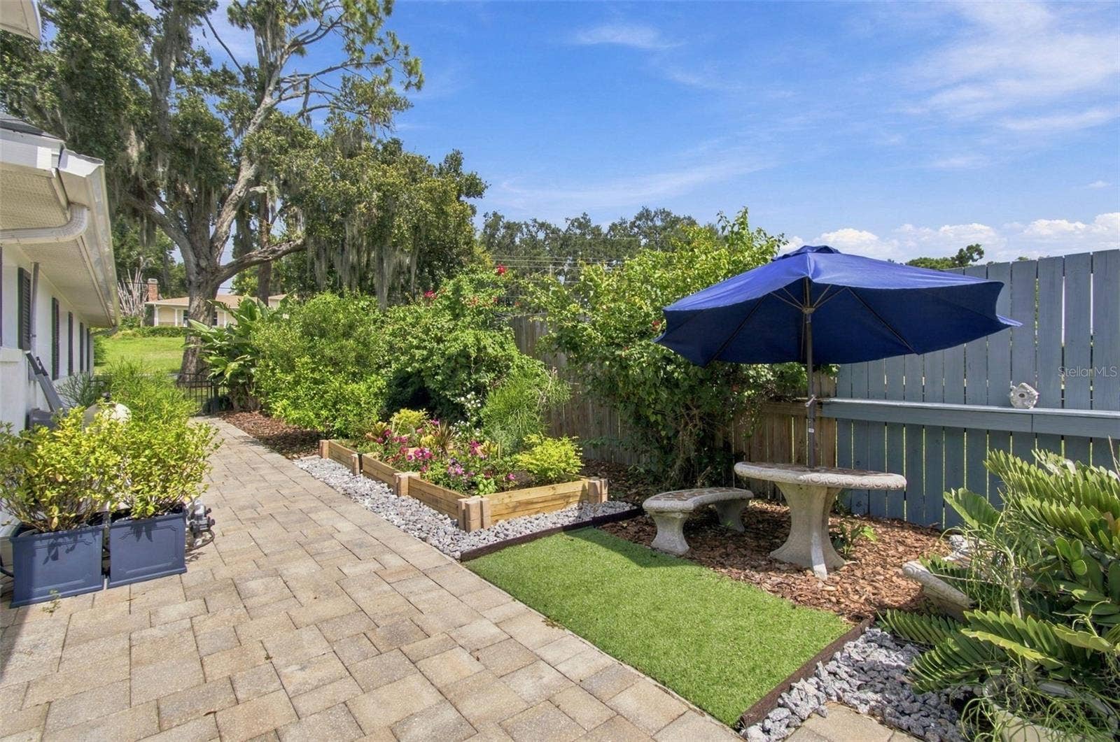 1921 MANOR CIRCLE SE, Winter Haven, FL 33880 Side garden/dog run