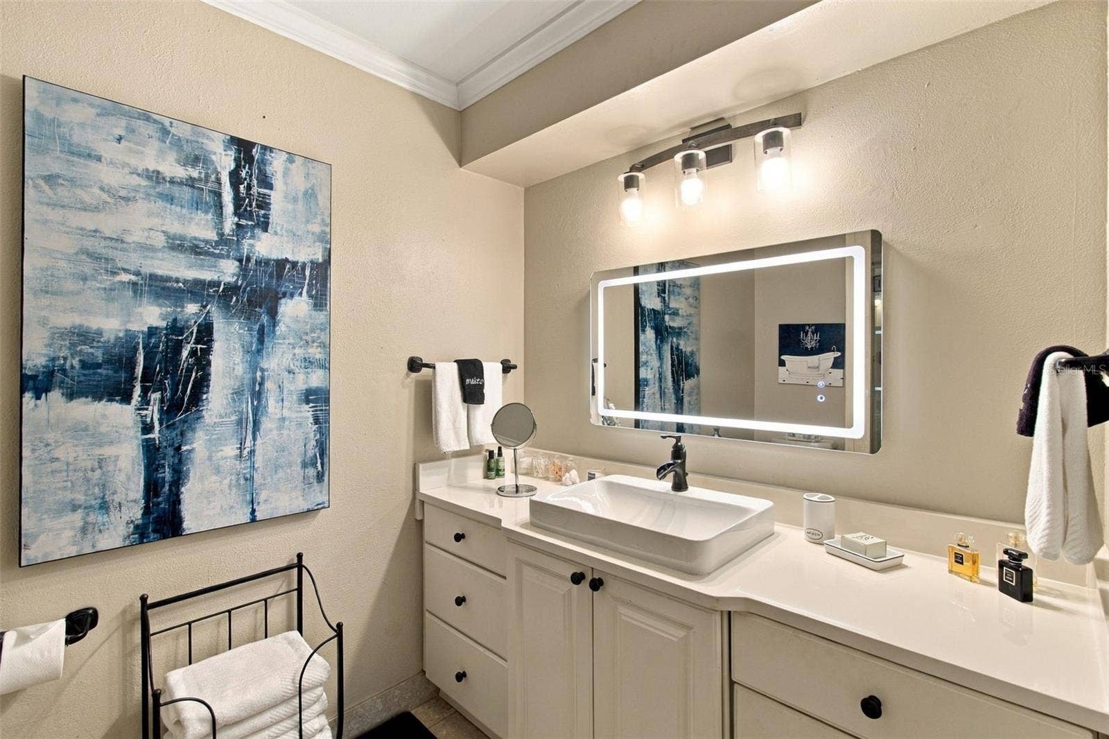 1921 MANOR CIRCLE SE, Winter Haven, FL 33880 Guest bathroom - lighted mirror