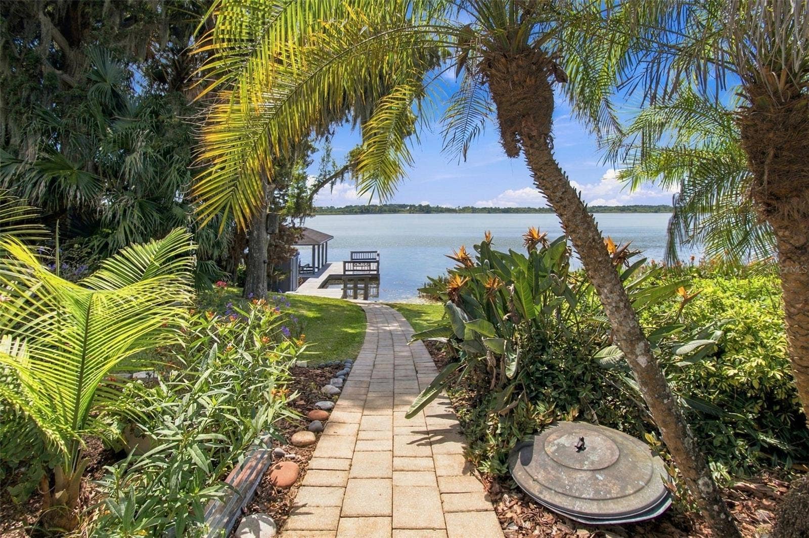 1921 MANOR CIRCLE SE, Winter Haven, FL 33880 Side garden/dog run - Mature landscape
