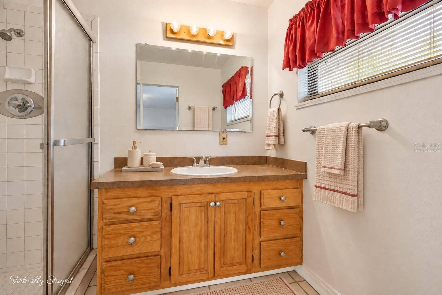 Master Bath (Virtually Staged)