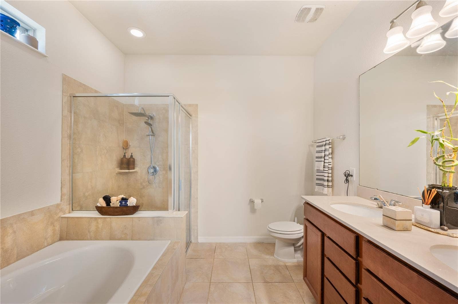 8751 RINDGE ROAD, Polk City, FL 33868 Primary Bath / Garden Tub / Dual Sinks