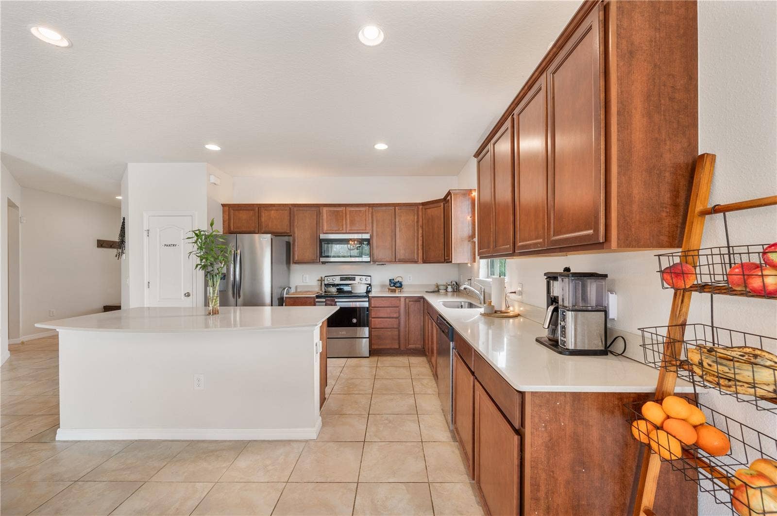 8751 RINDGE ROAD, Polk City, FL 33868 Kitchen / Birch Cabinetry & Quartz Countertops