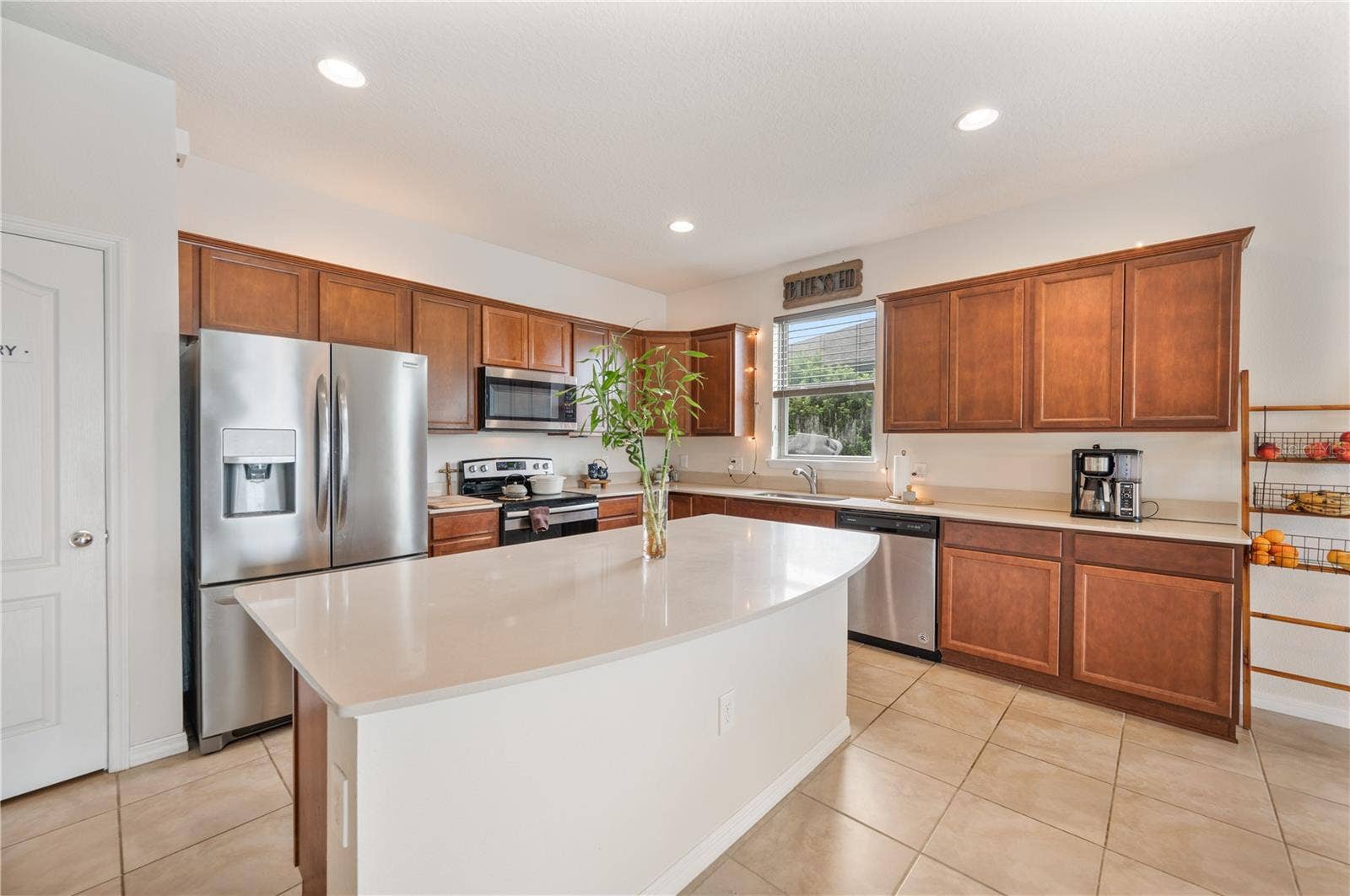 8751 RINDGE ROAD, Polk City, FL 33868 Kitchen / Birch Cabinetry & Quartz Countertops
