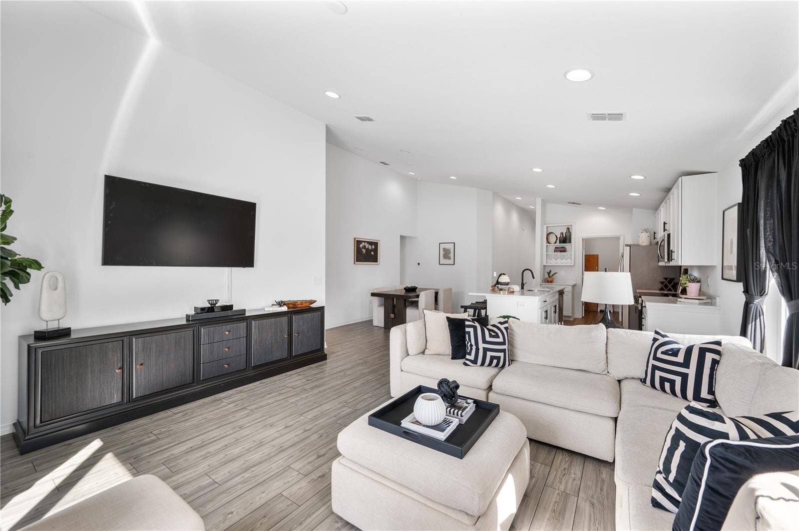 1279 PINTAIL PLACE, Lakeland, FL 33813 This entire home is flooded with natural light