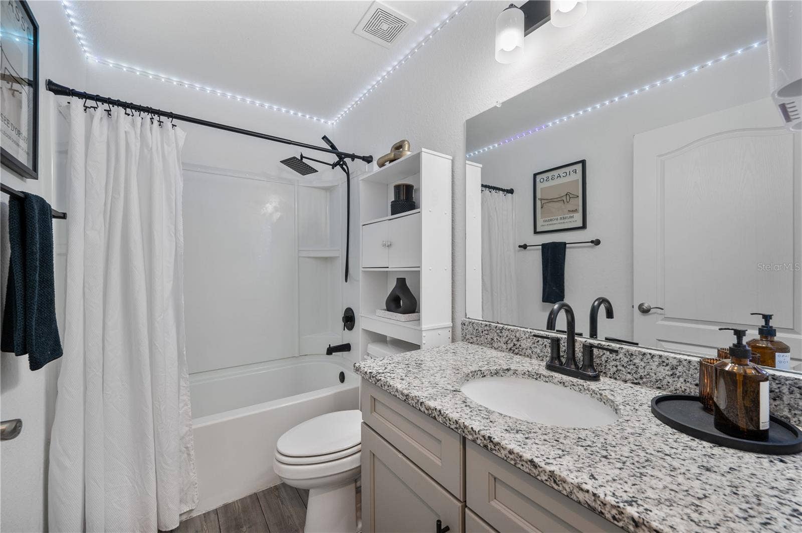 1279 PINTAIL PLACE, Lakeland, FL 33813 Bathroom #2 services bedrooms 2,3 &4.
