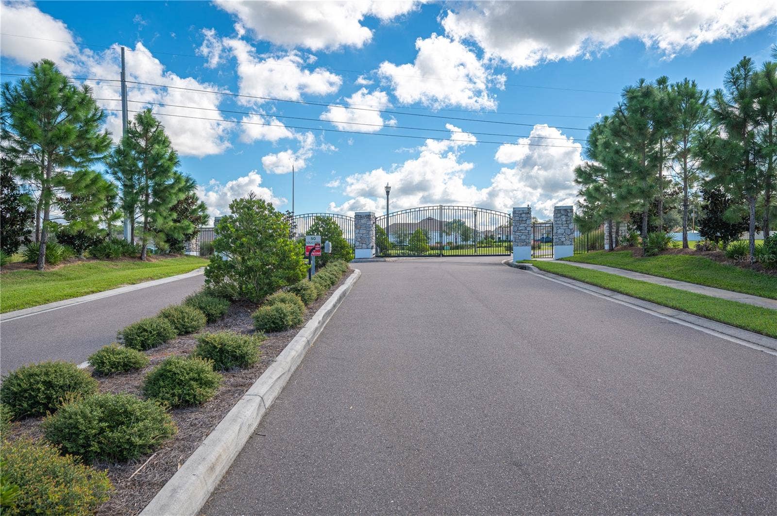 1279 PINTAIL PLACE, Lakeland, FL 33813 The gated entrance to Woodland Oaks
