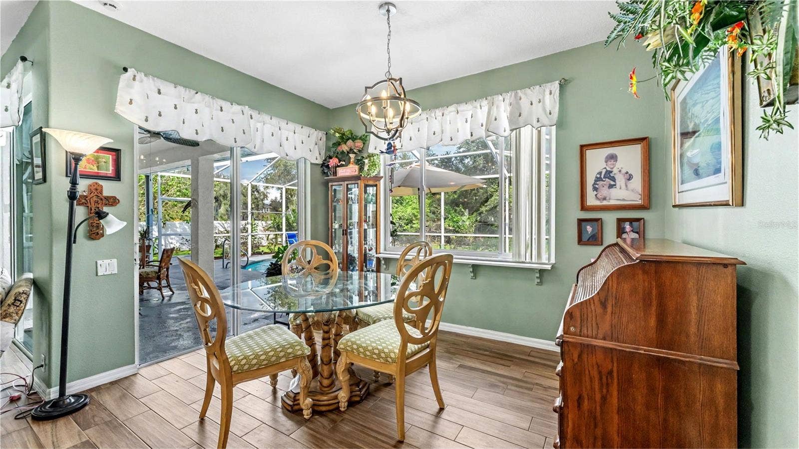 6626 ROYAL FOREST DR, Lakeland, FL 33811 dinette just off the kitchen with picture window looking out to the pool and backyard