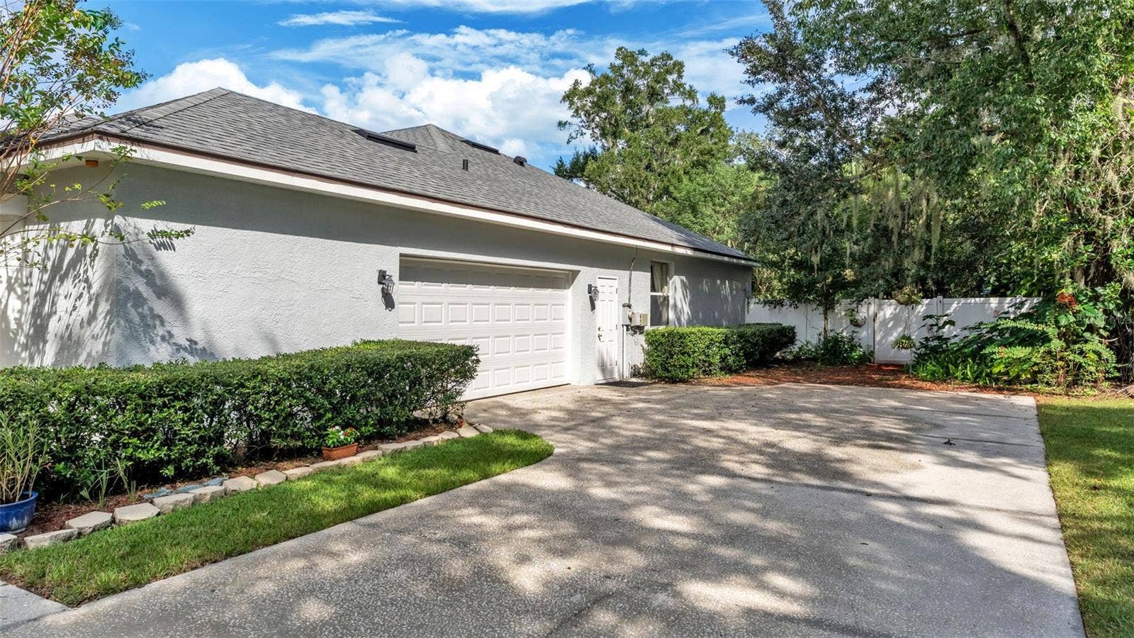 6626 ROYAL FOREST DR, Lakeland, FL 33811 6626 ROYAL FOREST DR, Lakeland, FL 33811