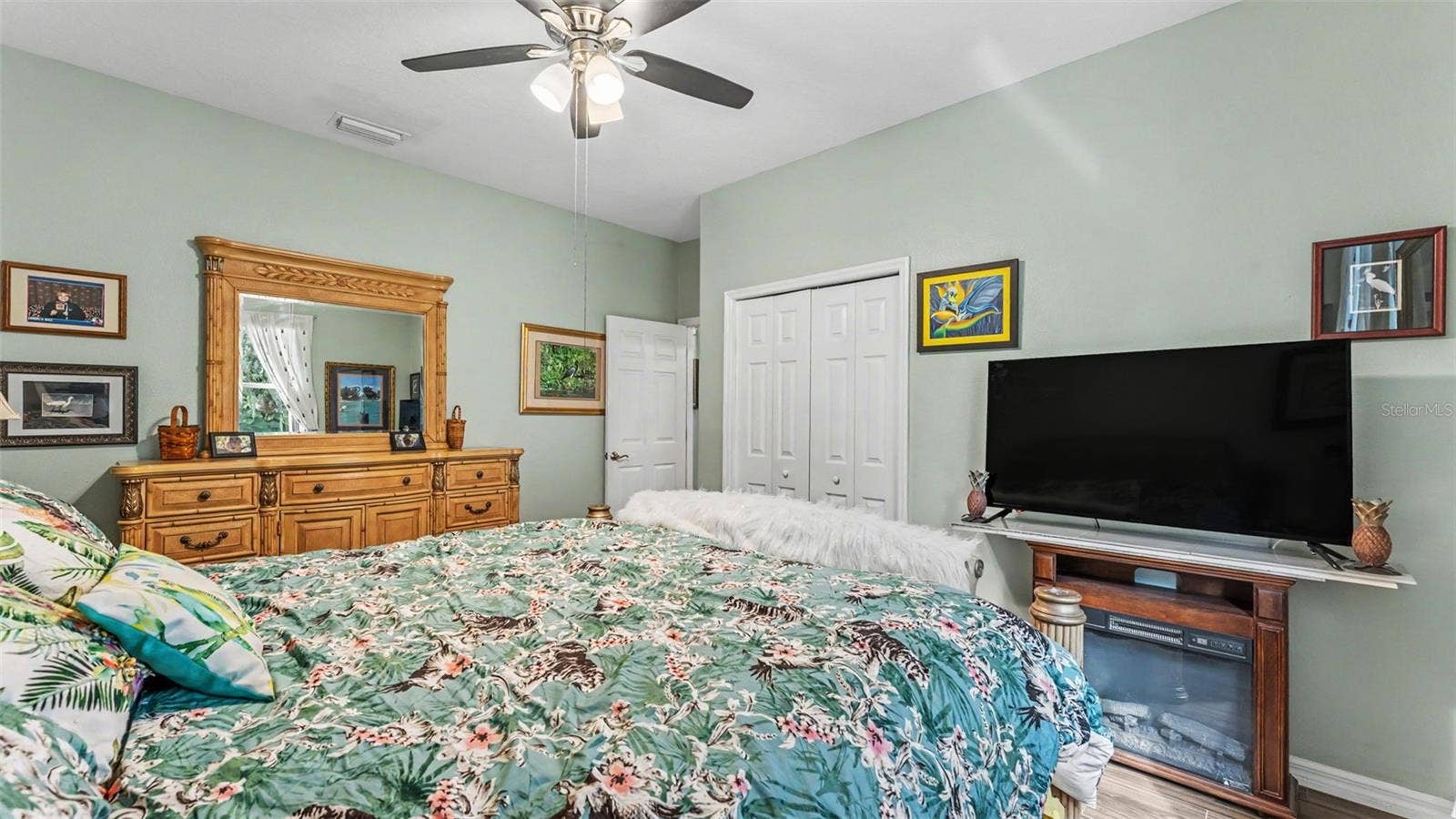 6626 ROYAL FOREST DR, Lakeland, FL 33811 spacious 3rd bedroom - plenty of room for king bed and lots of furniture