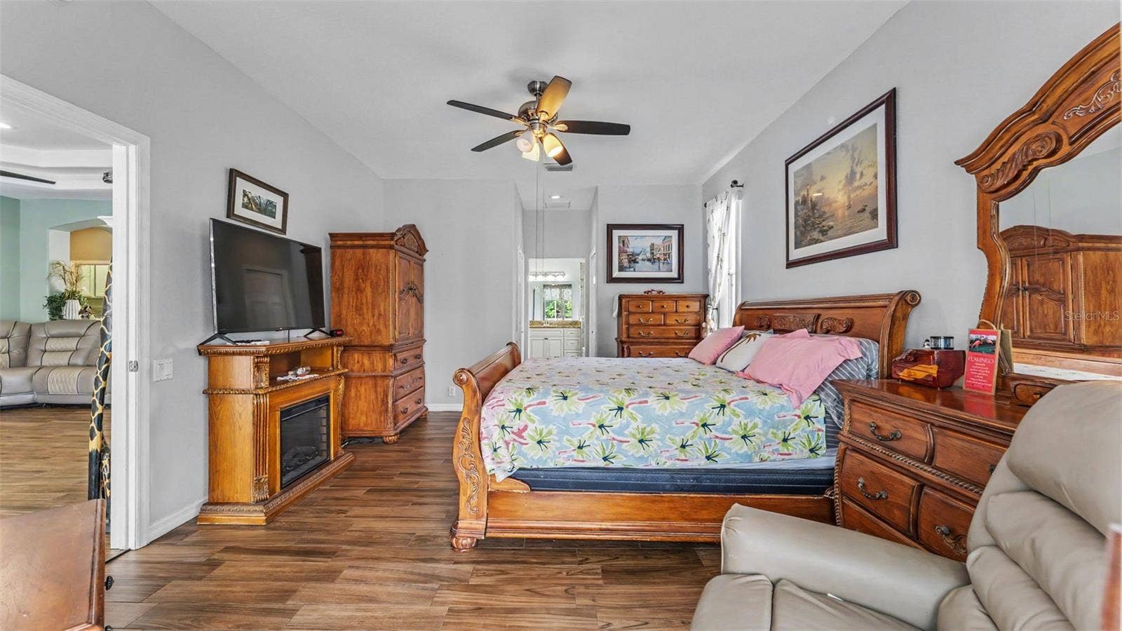6626 ROYAL FOREST DR, Lakeland, FL 33811 Primary bedroom suite