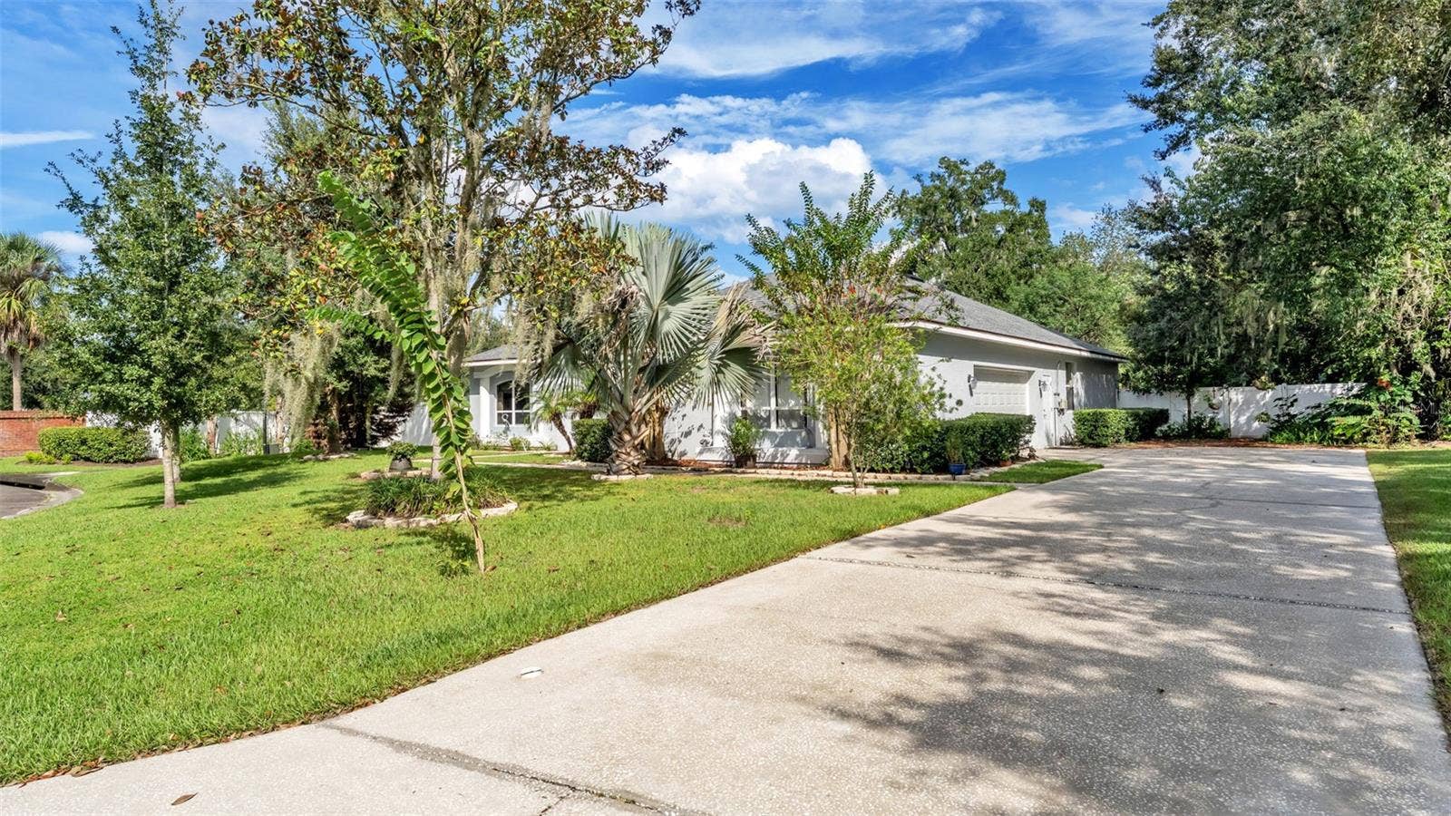 6626 ROYAL FOREST DR, Lakeland, FL 33811 6626 ROYAL FOREST DR, Lakeland, FL 33811