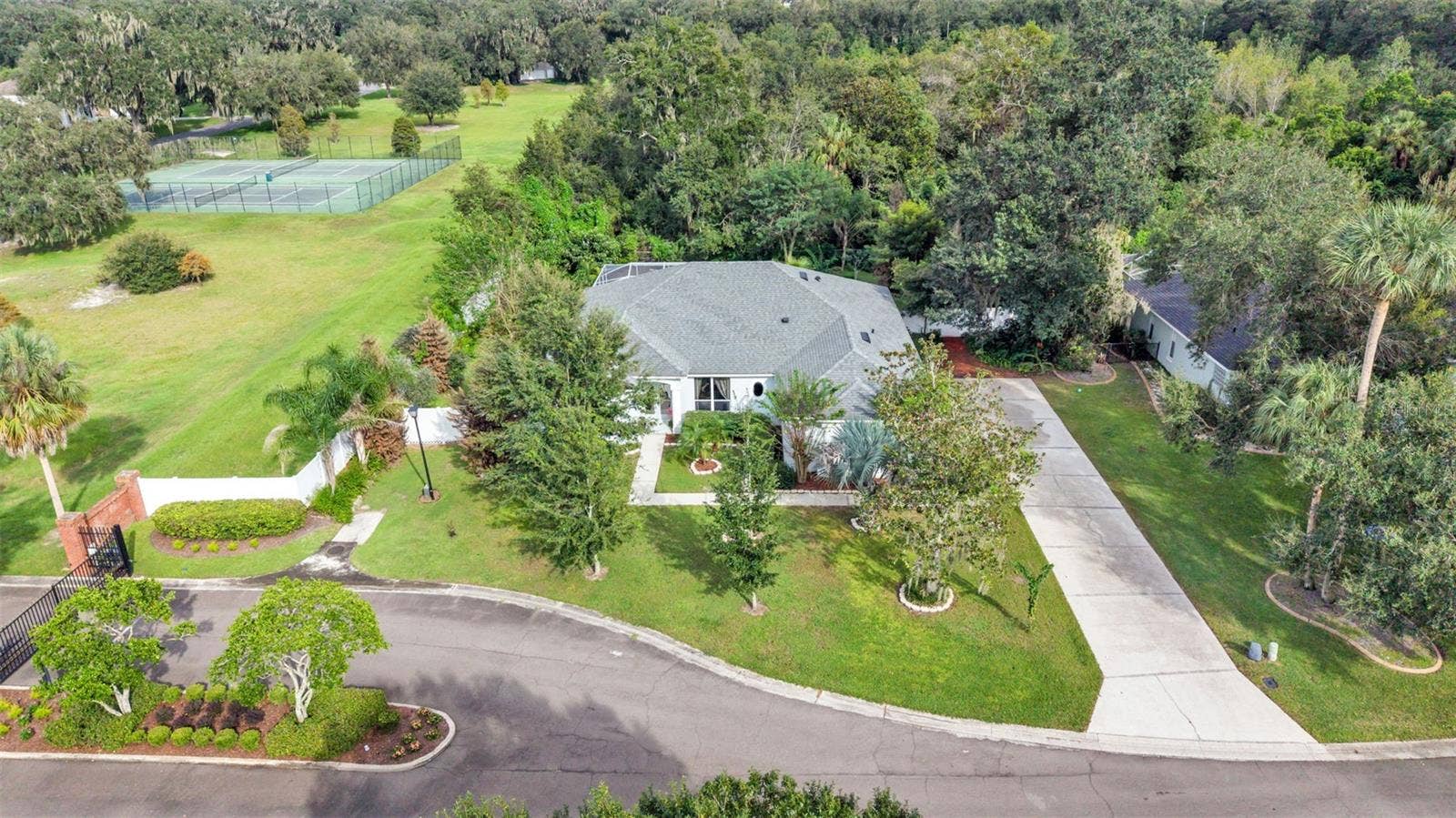 6626 ROYAL FOREST DR, Lakeland, FL 33811 6626 ROYAL FOREST DR, Lakeland, FL 33811