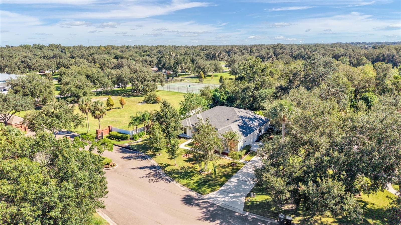 6626 ROYAL FOREST DR, Lakeland, FL 33811 6626 ROYAL FOREST DR, Lakeland, FL 33811