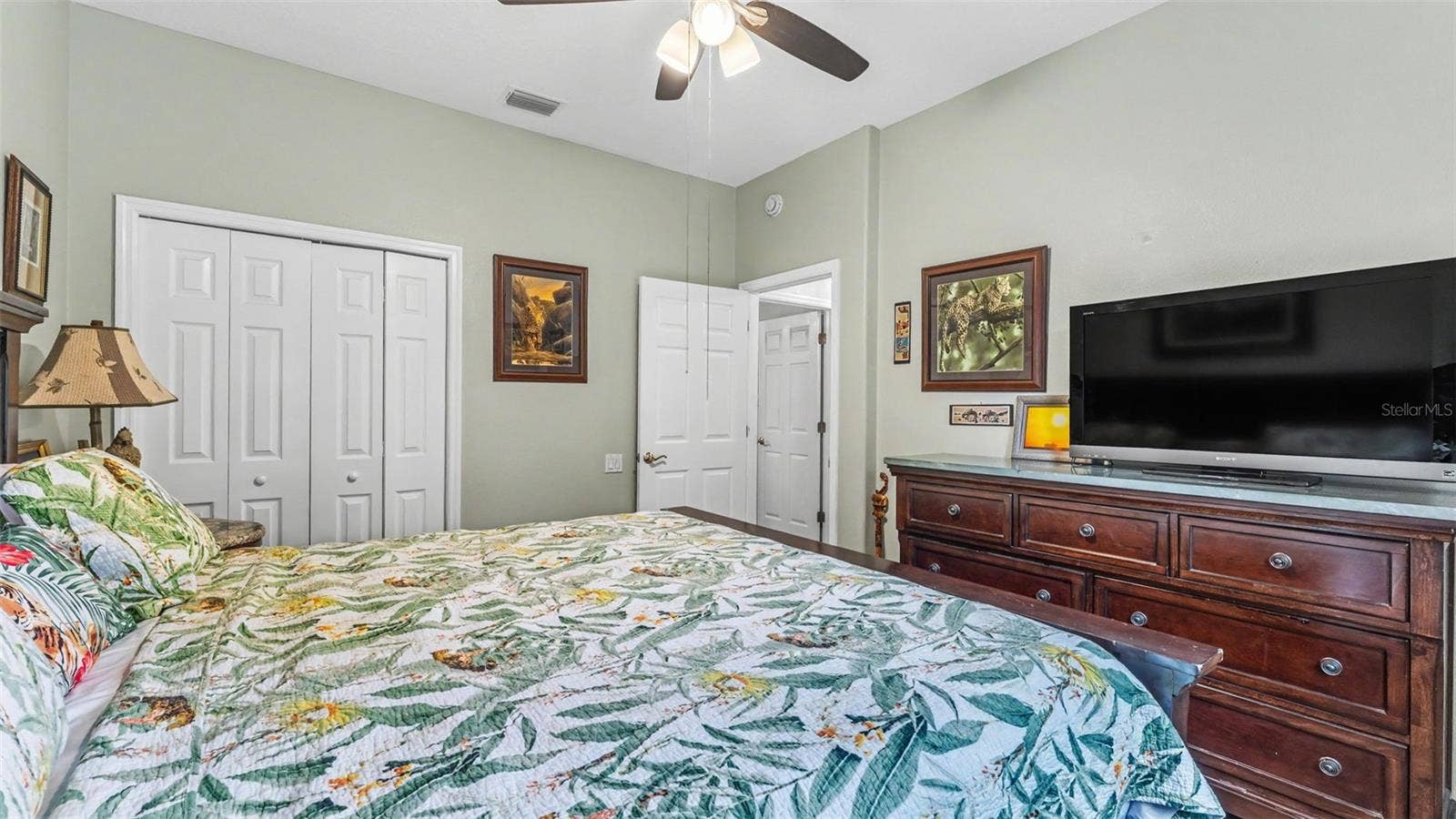 6626 ROYAL FOREST DR, Lakeland, FL 33811 spacious 4th bedroom - plenty of room for king bed and lots of furniture