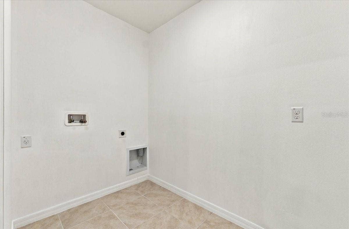 261 ST THOMAS DRIVE, Mulberry, FL 33860 laundry room