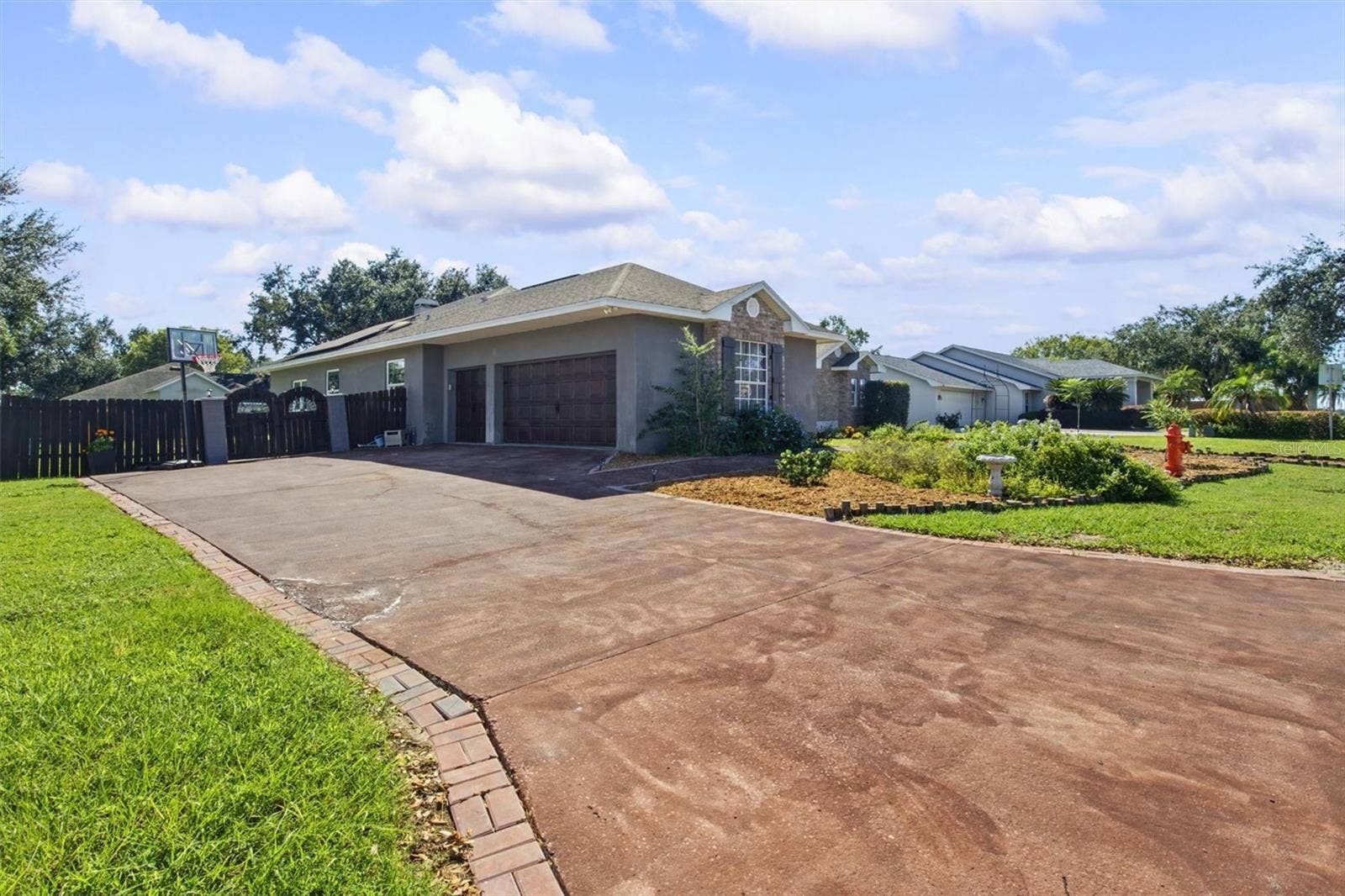 2809 CHATSWORTH LANE, Lakeland, FL 33812 Driveway View