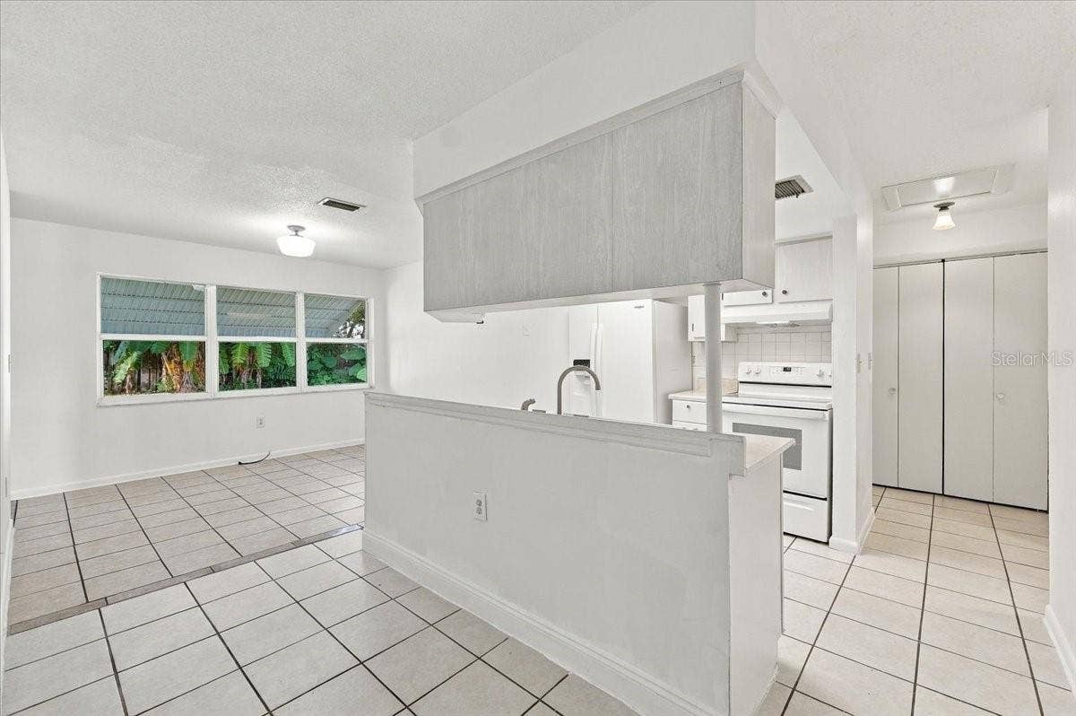 422 DUCHESS DRIVE, Lakeland, FL 33803 422 DUCHESS DRIVE, Lakeland, FL 33803