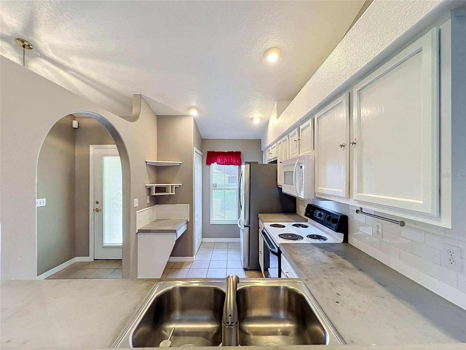 8805 COURTYARD LANE, Groveland, FL 34736 8805 COURTYARD LANE, Groveland, FL 34736