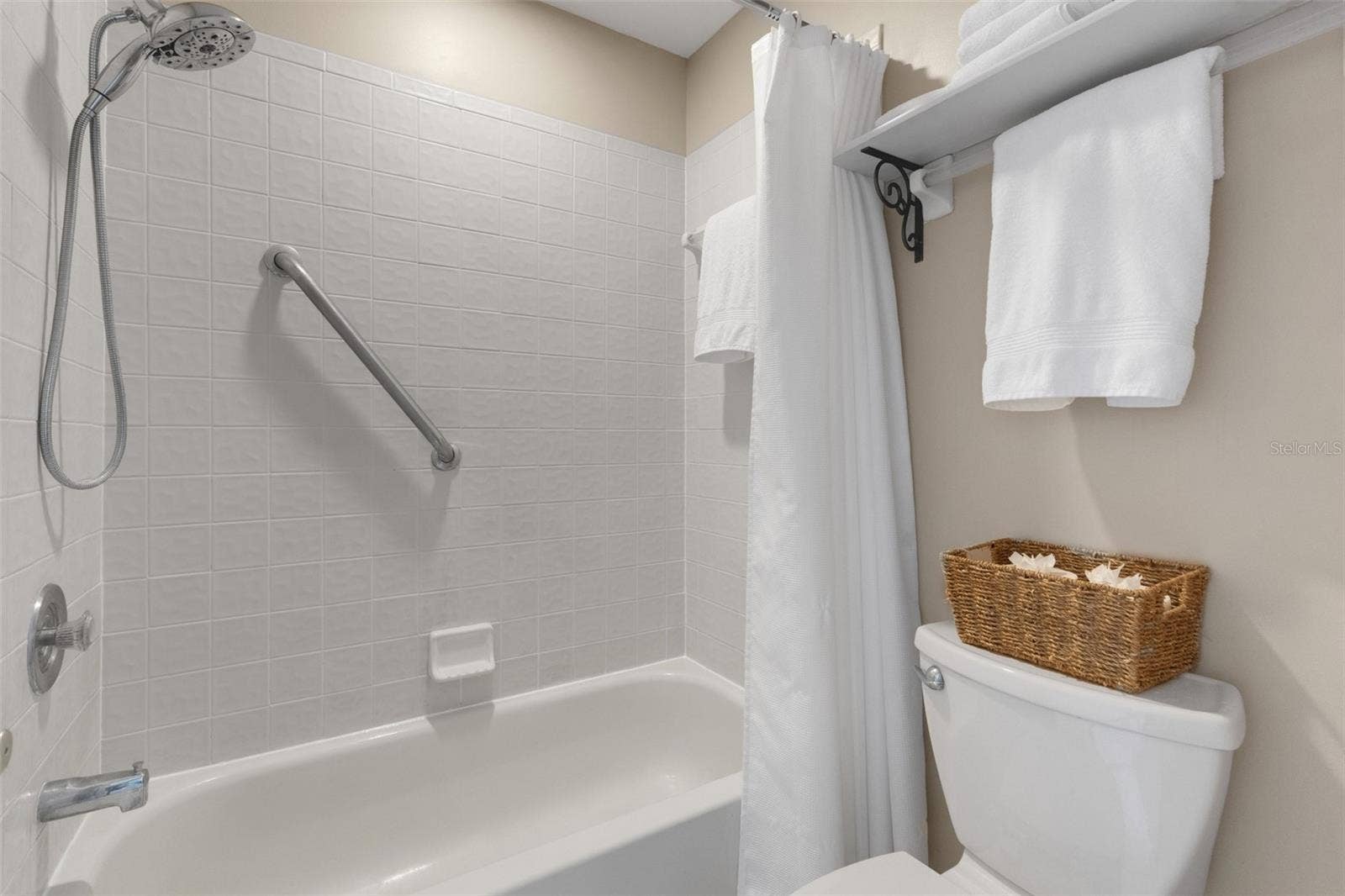 1113 WATERFALL LANE, Lakeland, FL 33803 separate tub/shower.