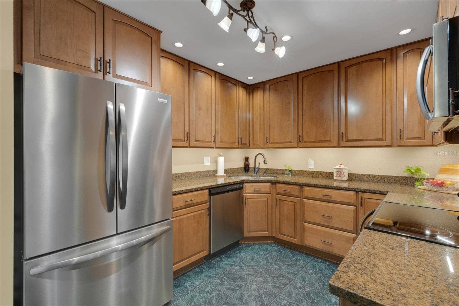 1113 WATERFALL LANE, Lakeland, FL 33803 Newer stainless steel appliances . . .