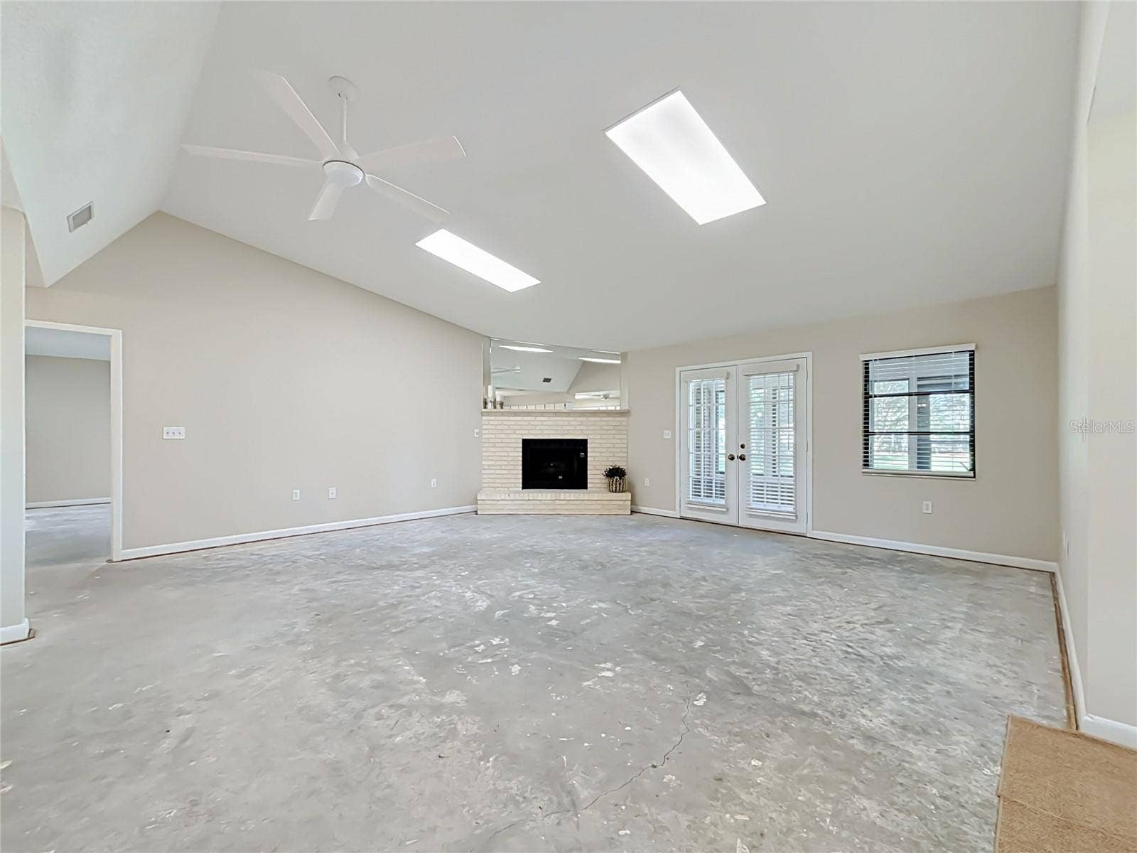Large GREAT ROOM with fireplace