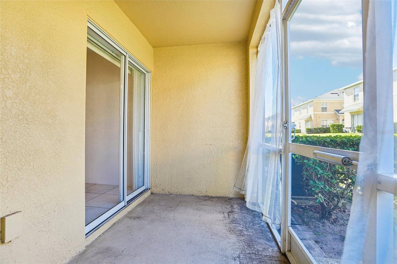 5414 QUARRY ROCK ROAD, #5414, Lakeland, FL 33809 Large slider from the kitchen leads to the screened rear patio!