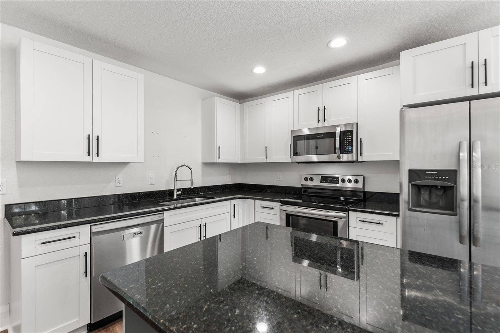 807 INTERLACHEN PARKWAY, Lakeland, FL 33801 Kitchen