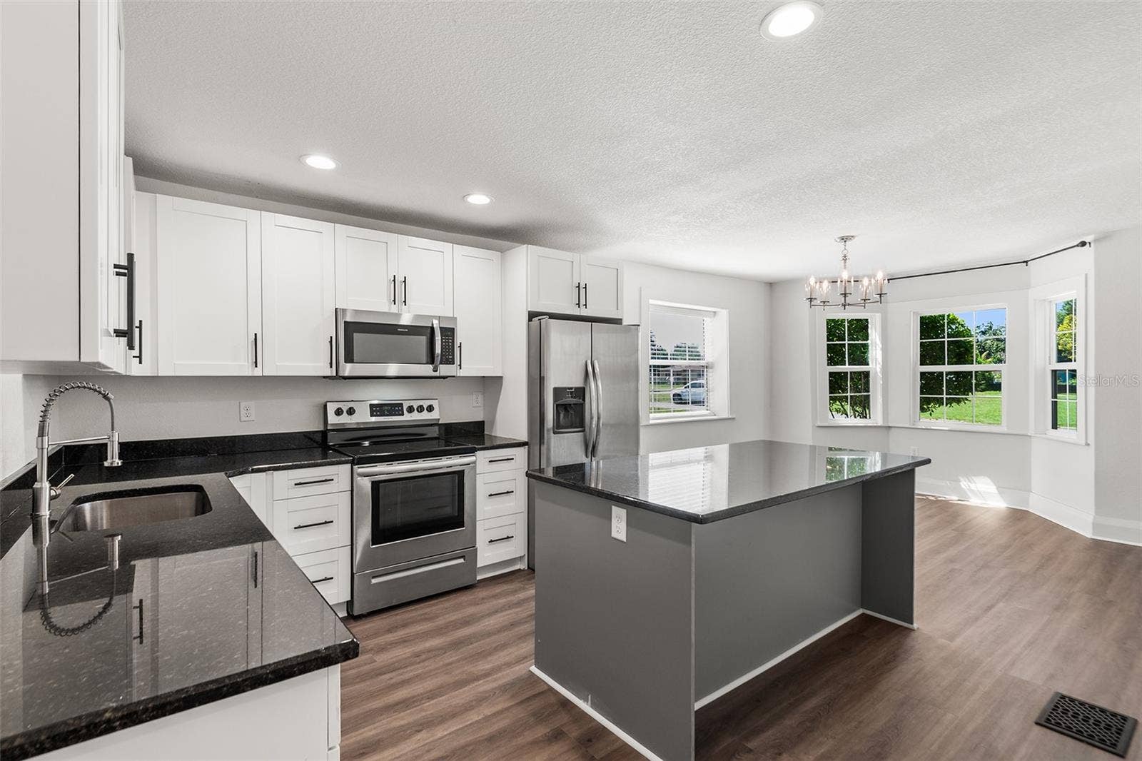 807 INTERLACHEN PARKWAY, Lakeland, FL 33801 Kitchen