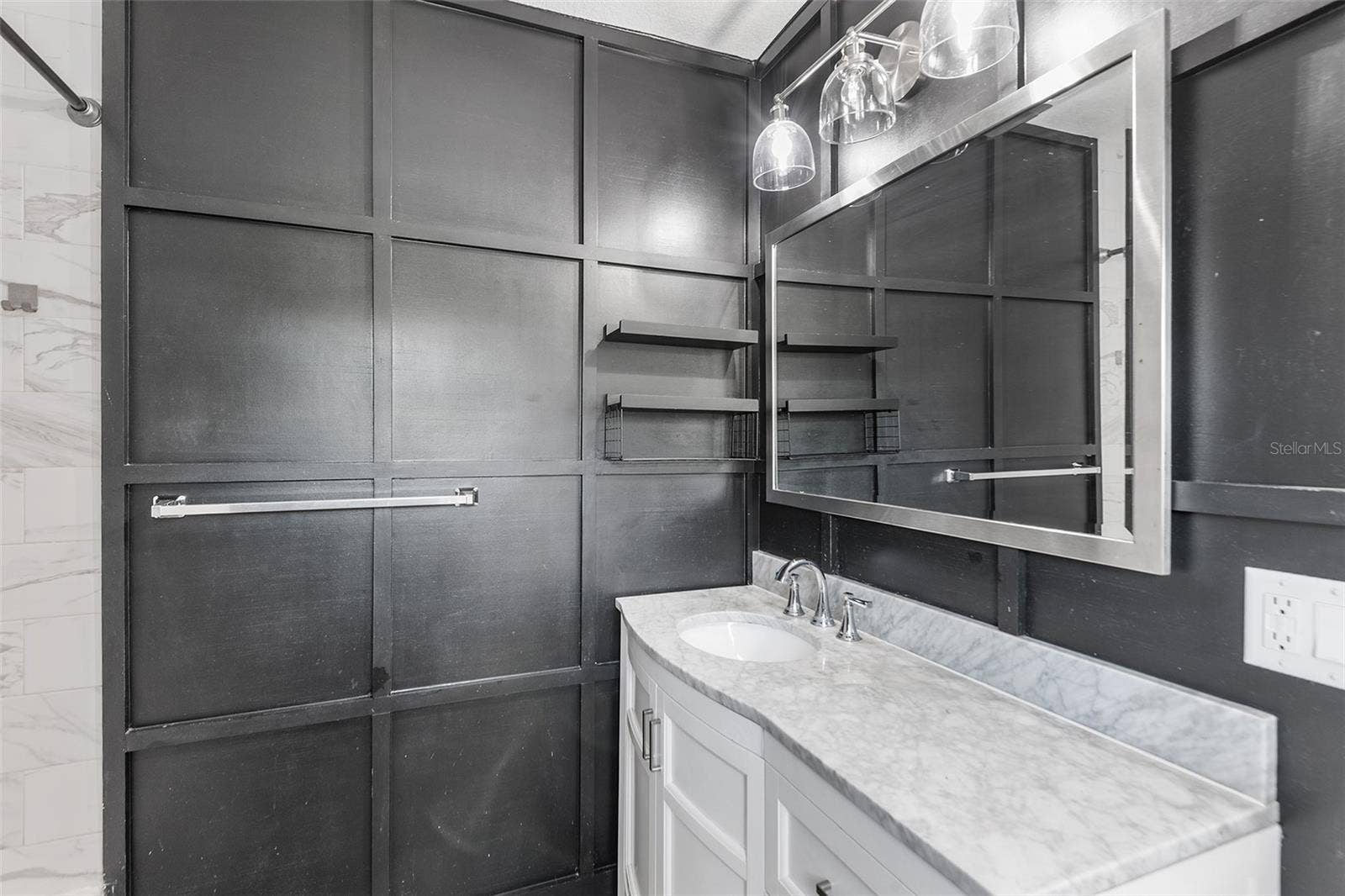 807 INTERLACHEN PARKWAY, Lakeland, FL 33801 Upstairs bathroom